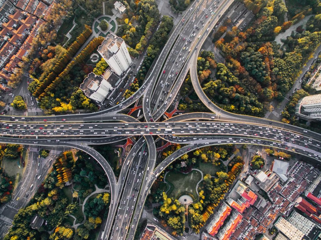 photographie aérienne de routes en béton