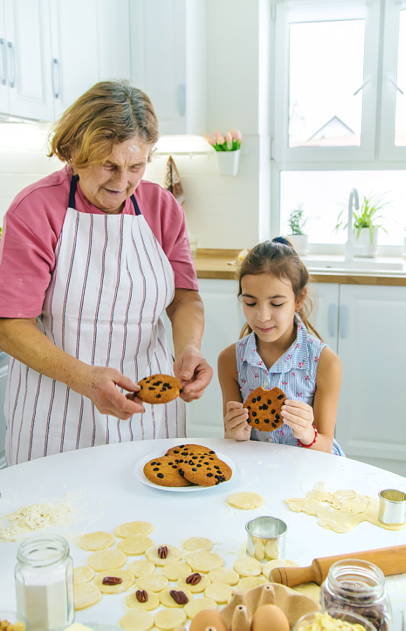 Grand-mère et petite-fille font des biscuits dans la cuisine par Yana Tatevosian sur 500px.com